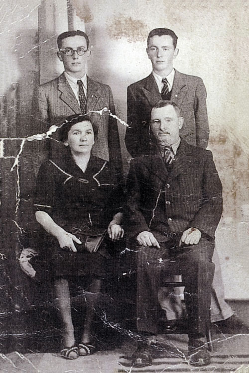 Leib and Perl Rennert with their children, Aaron (on the right) and Baruch 