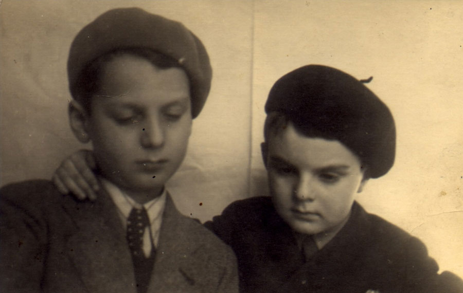 אלפרד (מימין) וריצ'רד שטרן בתקופה המלחמה. אלפרד ניצל עם הוריו במסתור וריצ'רד נספה באושוויץ