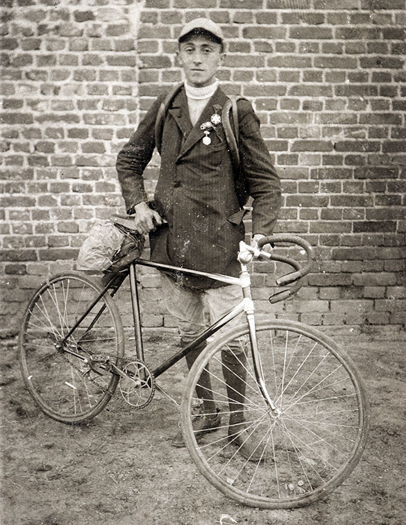 Moshe Cukierman, membre du club sportif Bar Kochba de Lodz en Pologne, pose à côté de son vélo au début des années 20
