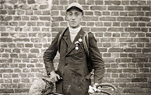 Moshe Cukierman, membre du club sportif Bar Kochba de Lodz en Pologne, pose à côté de son vélo au début des années 20.