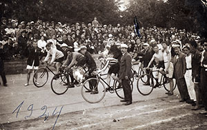 Moshe Cukierman (marque bleue) en compagnie d'autres cyclistes du club sportif Bar Kochba sur la ligne de départ d'une course, Lodz, 1924