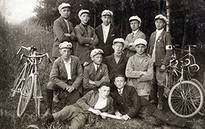 Des cyclistes de l'équipe du club sportif Bar Kochba, Lodz, 1926. Moshe Cukierman est debout à droite.