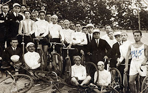 Moshe Cukierman (debout, 5ème à partir de la gauche) avec ses camarades cyclistes du club sportif Bar Kochba, Lodz, 1925