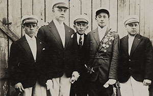 Moshe Cukierman (deuxième à partir de la droite), la poitrine ornée des médailles remportées lors de diverses compétitions cyclistes, Lodz, 1930