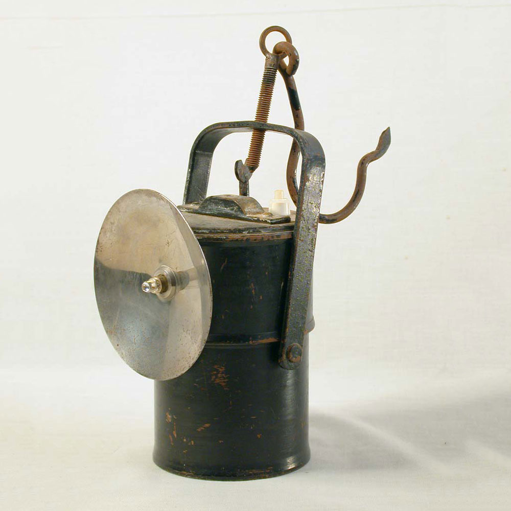 A carbide lamp, of the kind used by Zenek (Selig) Maor (Moszkowicz) in the coal mines when he was a prisoner in the forced labor camp Janinagrube