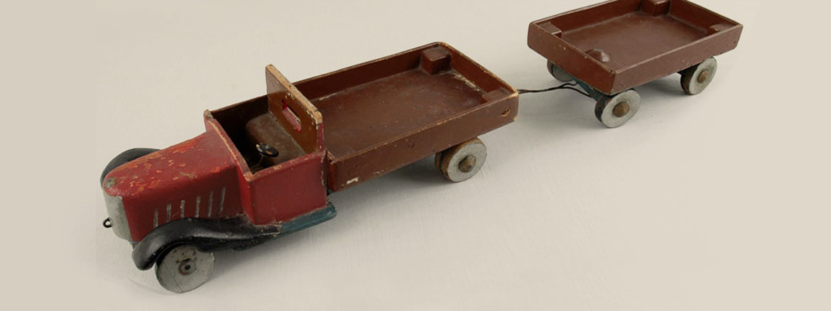 צעצועי עץ שבנה מקס דה יונגה בן ה-17 בעת ששהה במסתור בהולנד עם משפחתו בזמן המלחמה