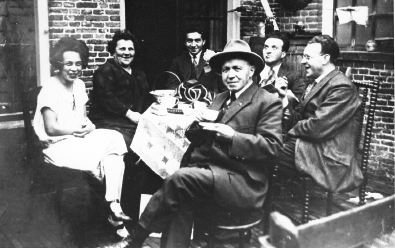 L'architecte Abraham van Oosten (second en partant de la droite) en compagnie de ses parents et de ses frères et sœurs
