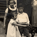 הנרייטה ואן אוסטן עם ילדיה גונדה, לאו ויוהנה, בביתם באסן לפני המלחמה