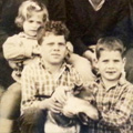 תצלום קבוצתי של תמר ואשר בן גרא עם שבעת ילדיהם בקיבוץ בית קשת, שנות ה-60
