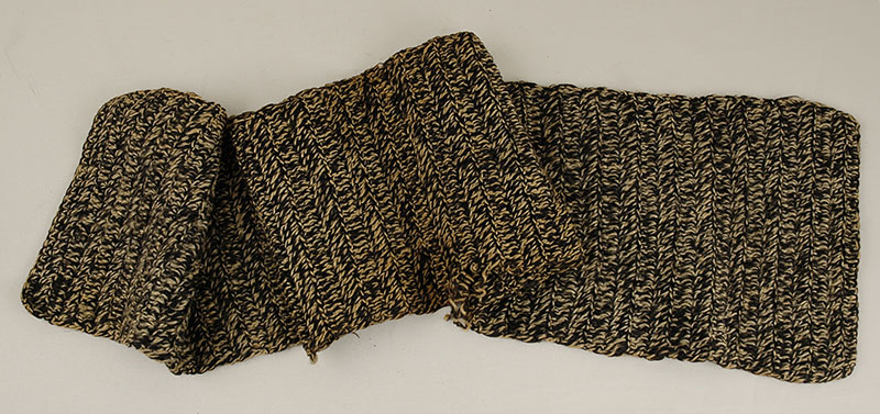 Knitted scarf that Feliks Goldwag (Davidson) received from his father David Goldwag when they parted