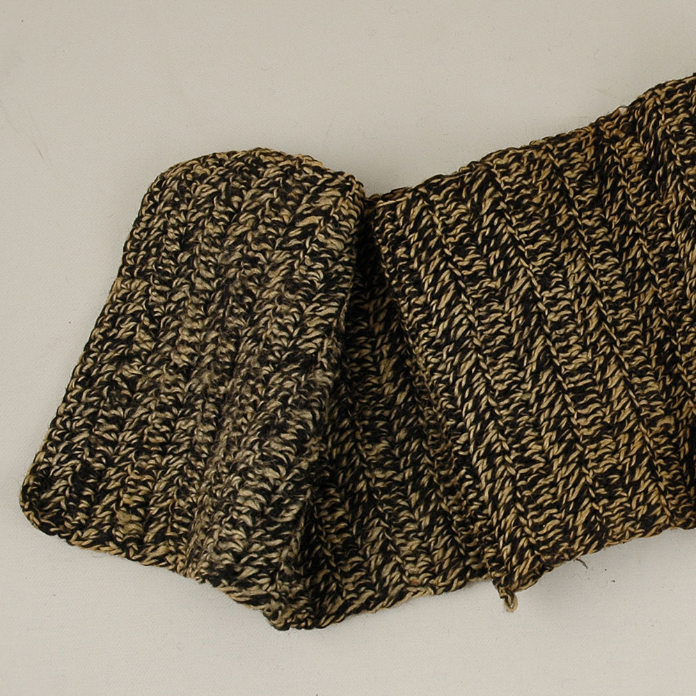 Woolen scarf that Feliks Goldwag received from his father before escaping from occupied Warsaw