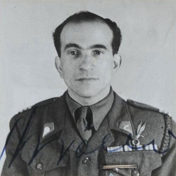 תמונתו של יואל צרבונגורה מתוך פנקס החוגר שלו כחייל בצבא הבריטי