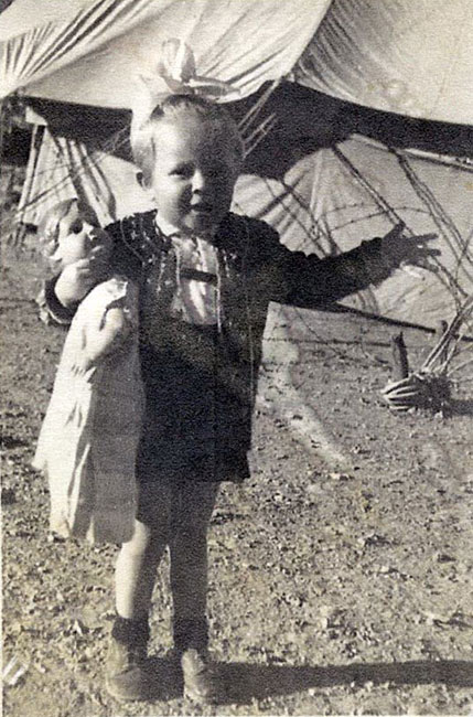 Vera Lifschitz as a child in the camp in Karachi