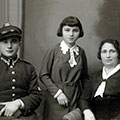 צבי גינזברג עם אחותו סילה ואמו רוזה, לודז' 1932