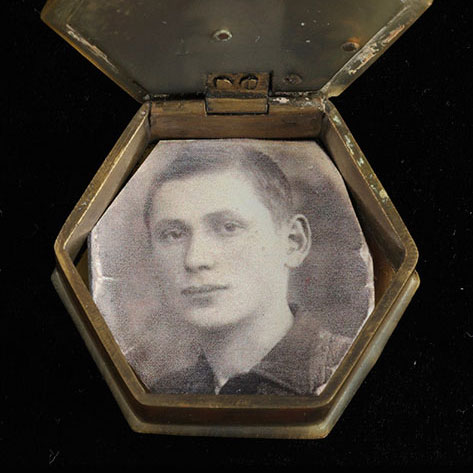 Miniature box decorated with Rosa David’s initials made by Ben Zion Averbuch in the Vapniarca camp. In the box is his photograph