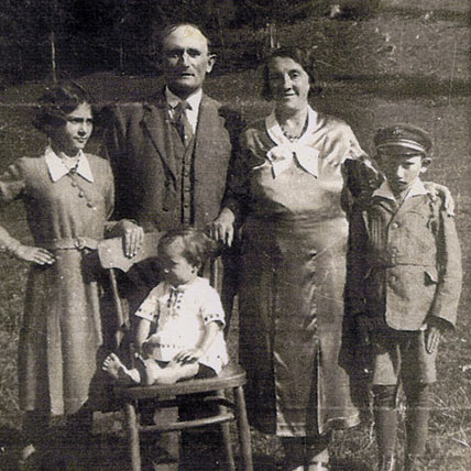 משפחת נוימן. משמאל: סאלי, אבא, אסתר, צבי והתינוקת, יהודית. דיכטנץ, בוקובינה, בסביבות 1935
