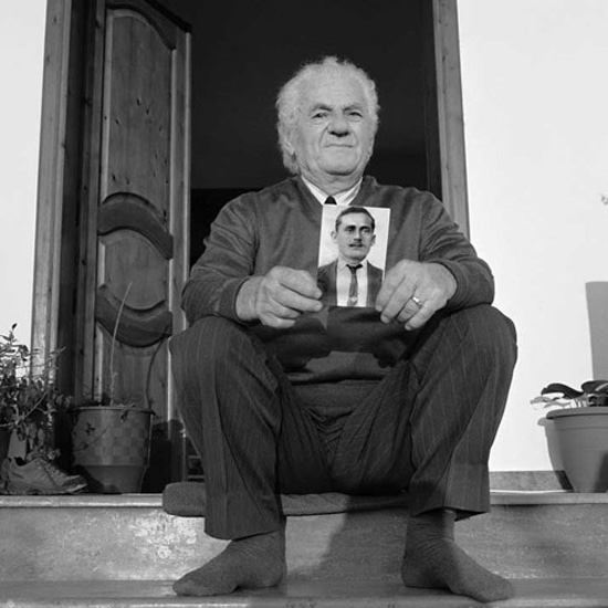 Sazan Hoxha tenant une photo de son père, Nuro Hoxha