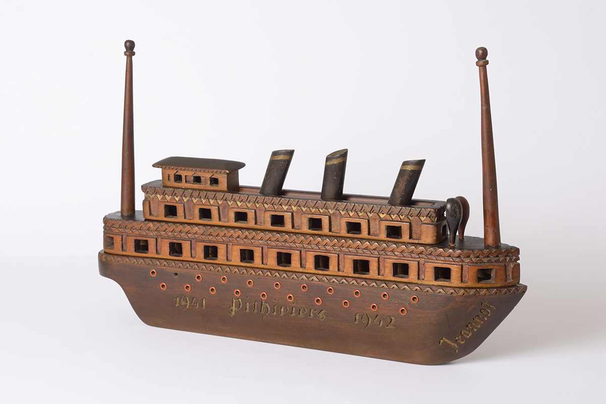 סירת צעצוע שנשלחה ממחנה פיתיוויה לז'אן פויזמן בן העשר בבולון-ביאנקור, צרפת