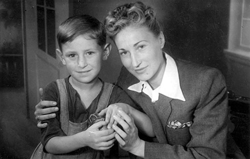 חסידת אומות העולם גנובפה מייצ'ר עם הילד שאותו הצילה, מיכאל רוזנשיין, קיץ 1947