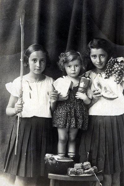 סוניה-שולמית, דוניה ואסתר סרגר בחג הסוכות. אוברטין, פולין, לפני המלחמה