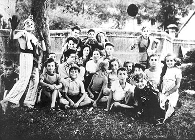 תצלום קבוצתי של הילדים והצוות בבית הילדים באיזיו, צרפת, קיץ 1943