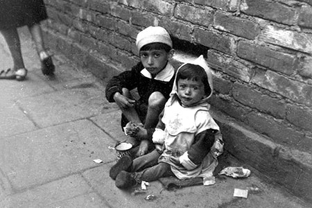 ילדים גוועים ברעב בגטו ורשה, פולין 