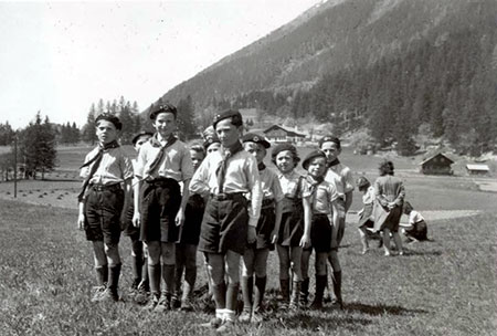 ילדי בית הילדים בשאמוני במדים במהלך פעילות צופים במחנה קיץ, שאמוני, 1943-1944