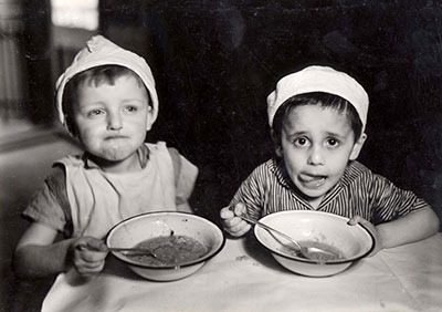 ילדים אוכלים בבית יהודי אורתודוכסי ברחוב טוורדה 21 בגטו ורשה