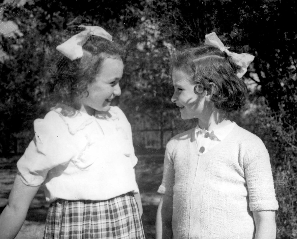 סטפה פרומר (משמאל) ויאסיה גאנץ בבית הילדים באוטבוצק, פולין, אחרי המלחמה