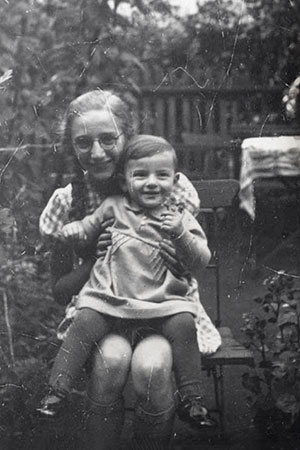 Rosi Joschkowitz (on the left) and the neighbors' daughter Shulamit Gottlieb. Nordhausen, Germany, 1938