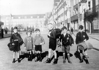 פרד לסינג (שלישי משמאל) עם ילדים אחרים ברחוב באמסטרדם