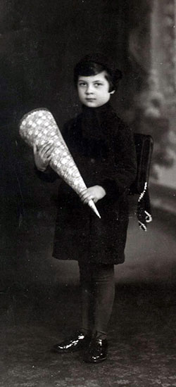 יומה הראשון של ליזלוטה (לילו) ארמן בבית הספר בסאארברוקן, גרמניה, 1926