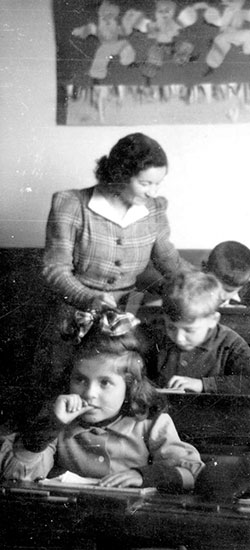 ילדים בבית ספר במחנה עקורים בגרמניה לאחר המלחמה