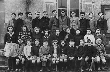 Class photo of students at the Ecole Saint-Pierre-de-Fursac, a school attended by Jewish refugee children living at the Chabannes children's home, as well as those from the village