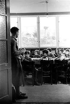 מורה ותלמידים בכיתה בבית הספר בקאפות שליד פוטסדאם, גרמניה, 1936