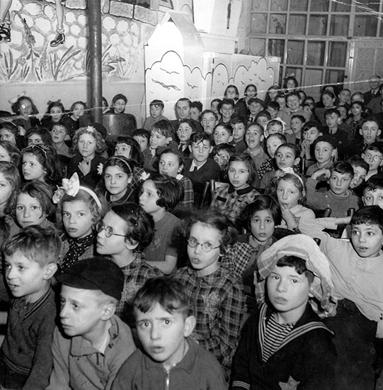 תלמידים בבית ספר ברובע היהודי באמסטרדם, הולנד, 1941