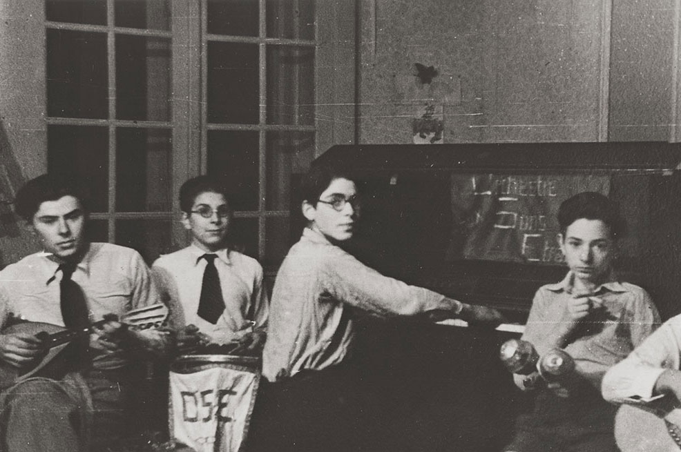 Des membres de l'orchestre d'enfants en train de jouer à la maison d'enfants du château de Chabannes, 1941. A partir de la gauche : Marjan Sztrum, Armand Chochenbaum, Walter Herzig, Gérard Alexander et Peter Marcuse.