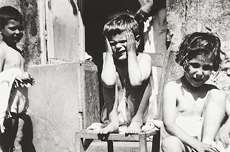 Des enfants juifs réfugiés, à la maison d'enfants de l'OSE du château de Chabannes, en train de se sécher après leur douche hebdomadaire, 1941