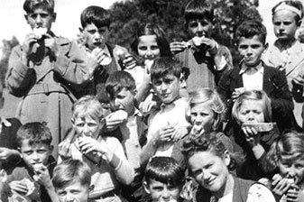 Des enfants juifs réfugiés se restaurent à l'extérieur de la maison d'enfants de Chabannes, le 6 août 1941.