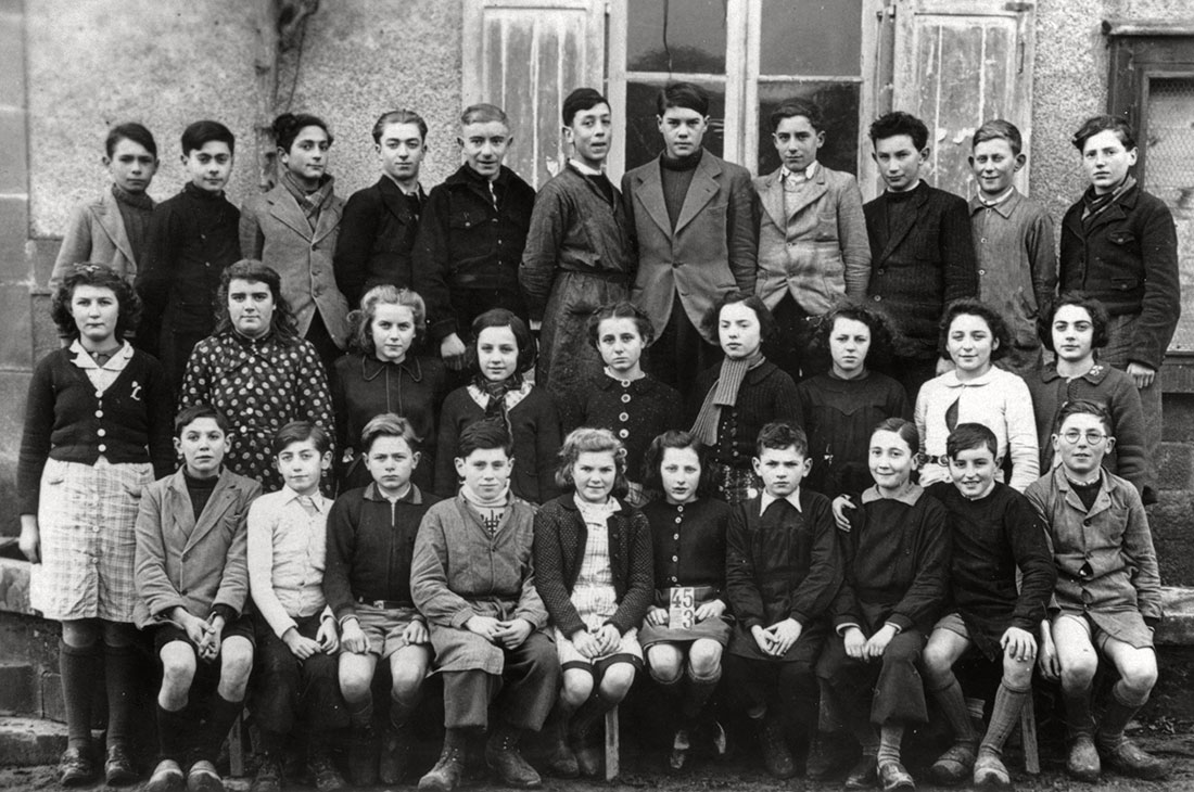 Class portrait of students at the Ecole Saint-Pierre-de-Fursac, a school attended by Jewish refugee children living at the Chabannes children's home, as well as those from the village