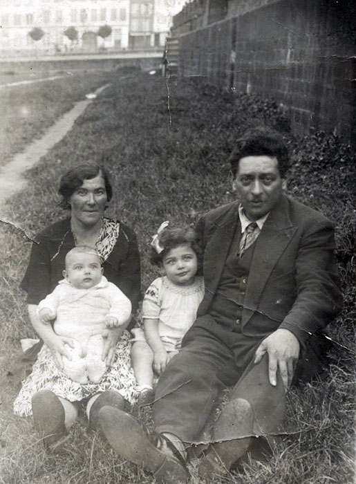 משפחת יסי, ההורים יעקב ואדלה-חיה, והילדים אנטואנט (תמי) ושלום סלומון, שטרסבורג, 1939