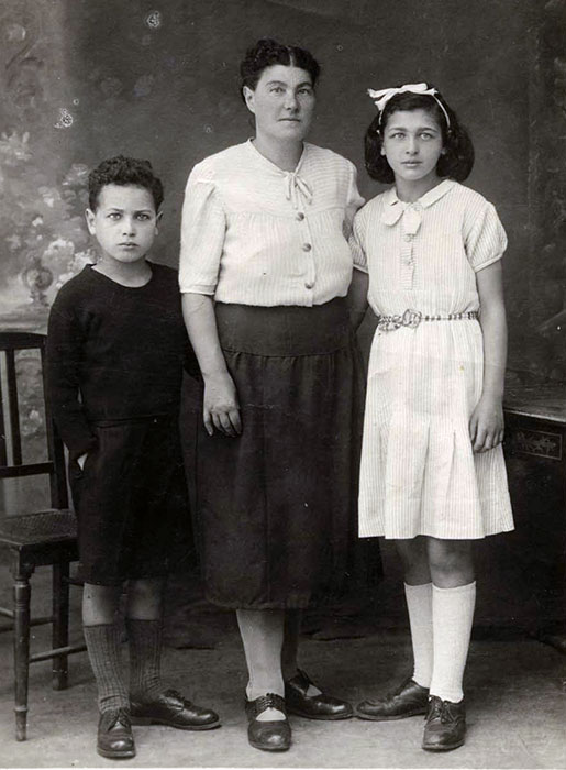 משפחת יסי, האם אדלה-חיה, והילדים אנטואנט (תמי) וסלומון שלום זמן קצר לאחר הגעתם לישראל, 1949