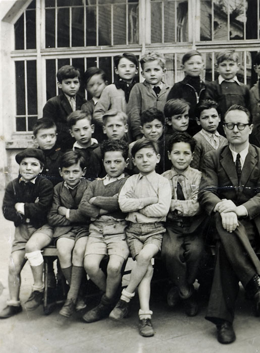 Assis au premier rang, cinquième à partir de la gauche : Shalom Salomon Jassy dans un orphelinat après la guerre, Paris, 1944