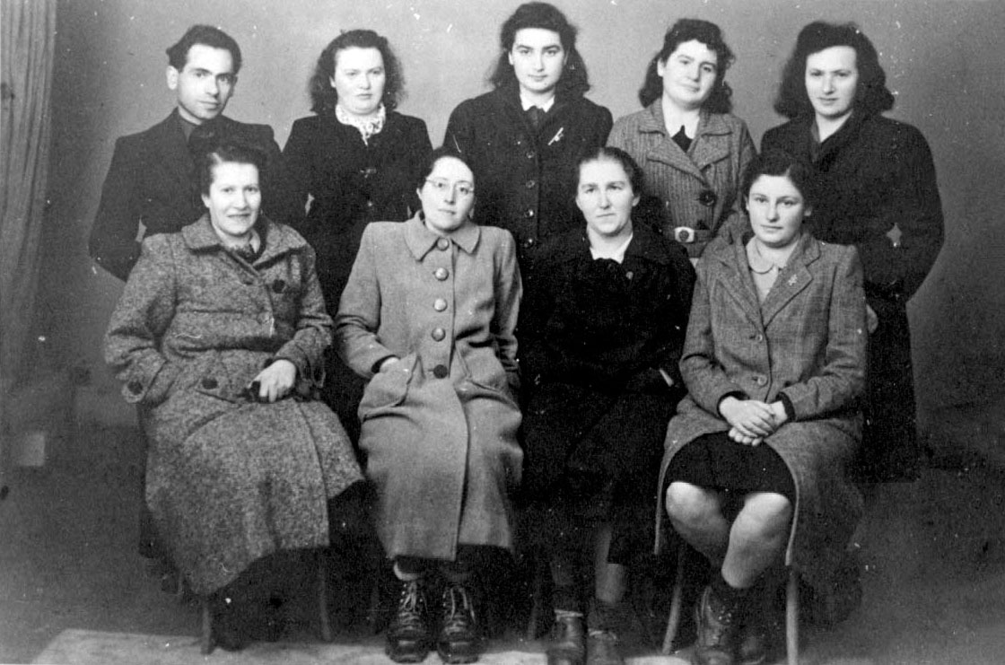 Les adultes qui prenaient soin des enfants à la maison de Chamonix, 1943-1944. Rangée du haut, à droite : Chana Schmidt ; rangée du haut, au centre : Fela Schmidt (qui prendra plus tard le nom de Zipporah Isboutsky)