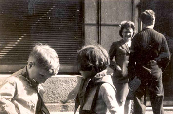 ילדים מבית הילדים בשאמוני מחופשים בחג מרדי גרא (Mardi Gras), 1944-1943. מתחת לתצלום נכתב: עלמה, התרצי לרקוד?
