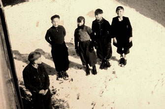 Des enfants à la maison de Chamonix. Au dessus de leurs têtes, l'enseigne commerciale de « l'Hôtel de la Paix », qui servit à abriter la maison d'enfants, hiver 1943-1944