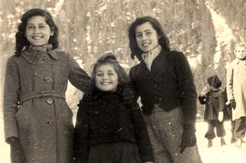 שלוש האחיות לבית איינהורן בבית הילדים בשאמוני, חורף 1944-1943. מימין: ברט-ברטה (בתיה מעיין), מיקט-אנטוניה (טוני אלישר) והתאומה של ברט, נלי (נורית ראובינוף)