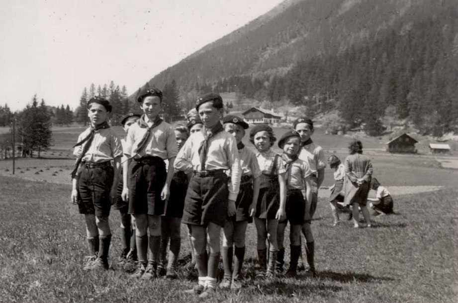 Les enfants de la maison de Chamonix en uniforme lors d'une activité scoute pendant le camp d'été, Chamonix, 1943-1944