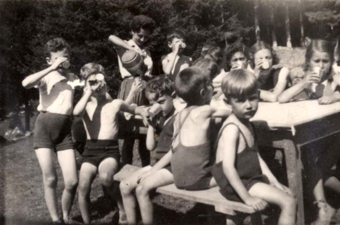 Les enfants de la maison de Chamonix se désaltèrent en plein air, 1943-1944