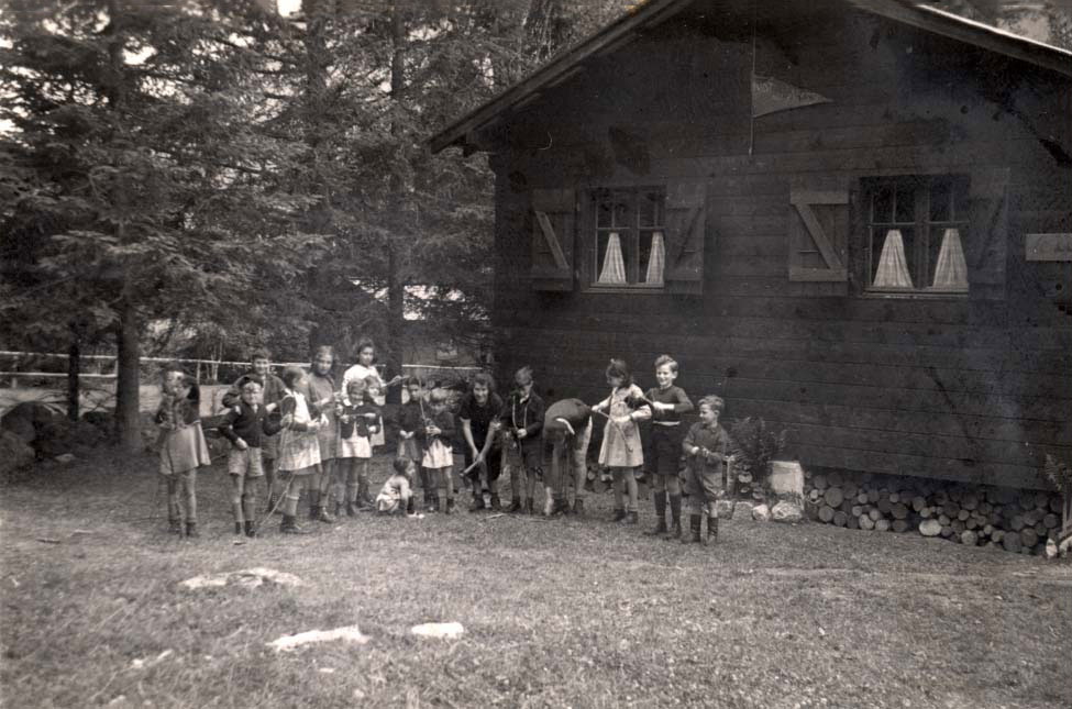 ילדי בית הילדים בשאמוני ליד הבקתה בה שהו במחנה הקיץ בשאמוני, 1944-1943
